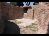 08557 ostia - regio v - insula vii - domus dei capitelli di stucco (v,vii,4-5) - ambulacrum - mosaik - bli ri nordosten - 06-2022.jpg